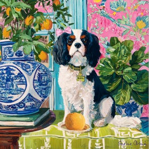 Puede incluir: Pintura de un Cavalier King Charles Spaniel con un lazo rosa, junto a una naranja. Un jarrón azul y blanco y una planta con naranjas están en el fondo. Firmado por Sophie Amia.