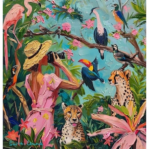 Puede incluir: Una mujer con un vestido rosa y un sombrero de paja toma una foto de un tucán y otras aves en un entorno de selva. El tucán es azul y amarillo con un gran pico naranja. Las aves están posadas en ramas con flores rosas. También hay dos guepardos en la imagen.