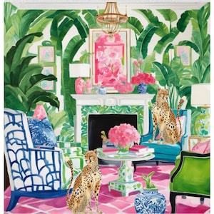 Op de afbeelding: Een woonkamer interieur met een roze en groen gestreept tapijt, twee blauwe en witte gestreepte fauteuils, een groene fauteuil, een salontafel met een vaas met roze bloemen en twee cheeta-beeldjes. De muren zijn bedekt met een groen en wit tropisch blad behang.