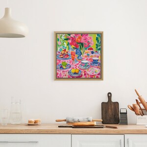 Puede incluir: Una pintura enmarcada que representa una naturaleza muerta con un mantel rosa, un jarr&oacute;n de flores rosas, tazas de t&eacute; y fruta. La pintura tiene un fondo verde.