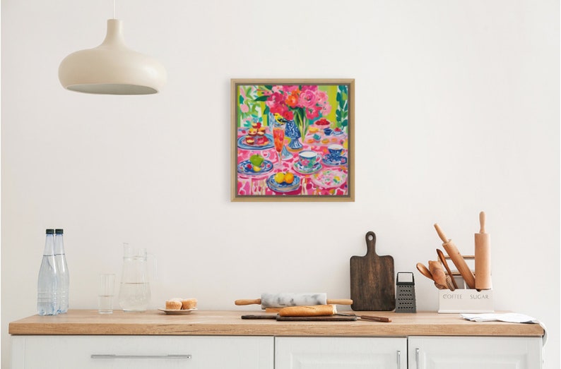 Puede incluir: Una pintura enmarcada que representa una naturaleza muerta con un mantel rosa, un jarr&oacute;n de flores rosas, tazas de t&eacute; y fruta. La pintura tiene un fondo verde.