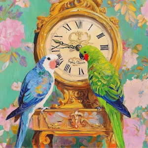 Puede incluir: Un reloj dorado vintage con números romanos y un loro verde y azul a cada lado. El reloj está situado sobre un fondo floral.