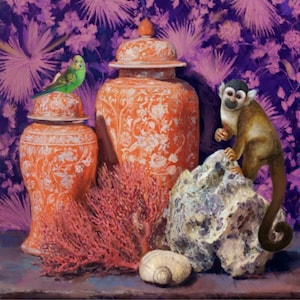 Pode incluir: Natureza morta com dois vasos de cerâmica laranja e branca com motivos florais, um periquito verde e um pequeno macaco numa rocha. Também estão presentes corais e uma concha. O fundo é um padrão floral roxo.