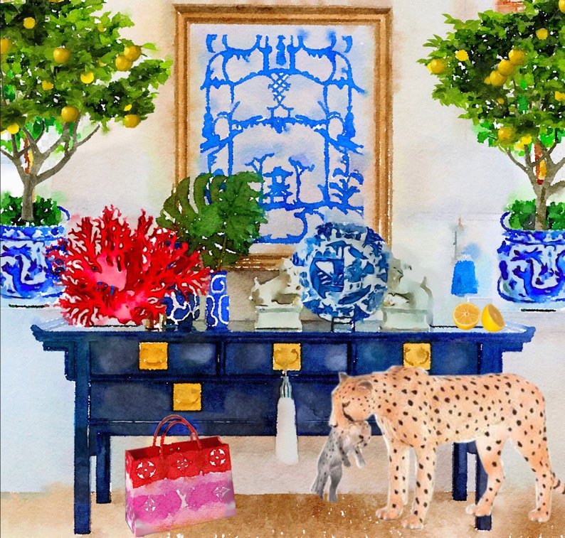 Pu&ograve; includere: Un piatto decorativo in porcellana blu e bianca con un motivo floreale si trova su un tavolo in legno blu scuro con un tappeto a stampa ghepardo. Una scultura in corallo rosso e una borsa a mano rosa sono anche sul tavolo.