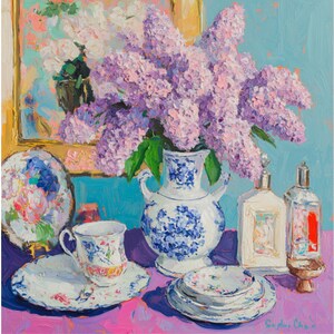 Peut inclure: Peinture de nature morte avec un bouquet de lilas violets dans un vase bleu et blanc. Une tasse à thé, une soucoupe et des assiettes à motifs floraux sont disposées sur une surface violette. Deux flacons de parfum et une assiette décorative complètent la scène.