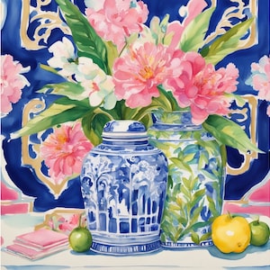 Può includere: Due vasi in porcellana blu e bianca con motivi floreali, pieni di peonie rosa e fiori bianchi, su uno sfondo blu e oro con motivi. Ci sono mele verdi sul tavolo davanti ai vasi.