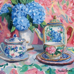 Può includere: Un dipinto a olio raffigura una natura morta con una teiera, tazza e zuccheriera a motivi floreali blu e bianchi. Un vaso di ortensie blu è dietro il servizio da tè. Lo sfondo presenta un motivo floreale rosa. Firma dell'artista, Sophie Ceima.