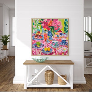 Puede incluir: Una pintura colorida de una mesa puesta con un mantel floral rosa y blanco, platos florales rosa y blanco, tazas de t&eacute; azul y blanco y un p&aacute;jaro amarillo posado en un jarr&oacute;n azul y blanco. La mesa est&aacute; puesta con una variedad de comida y bebida, incluyendo fruta, pasteles y un vaso de jugo.