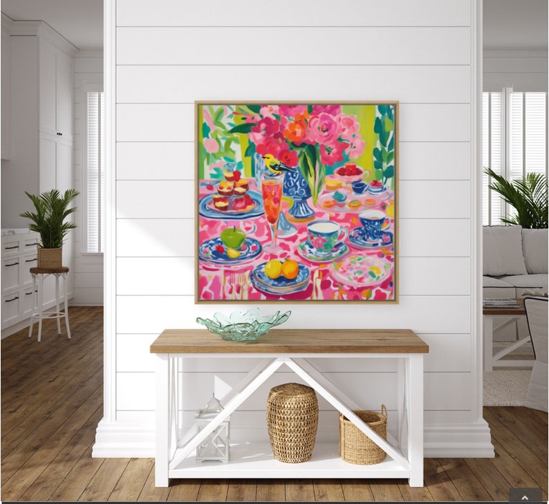 Puede incluir: Una pintura colorida de una mesa puesta con un mantel floral rosa y blanco, platos florales rosa y blanco, tazas de t&eacute; azul y blanco y un p&aacute;jaro amarillo posado en un jarr&oacute;n azul y blanco. La mesa est&aacute; puesta con una variedad de comida y bebida, incluyendo fruta, pasteles y un vaso de jugo.