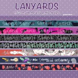 Könnte beinhalten: Ein Set bunter Lanyards mit verschiedenen Designs, darunter Krähen, Geister, Schlangen und eine Geisterjagdszene. Die Lanyards sind 1,5-2 cm breit und haben einen Metallverschluss. Der Text "SAMPLE" erscheint auf jedem Lanyard.