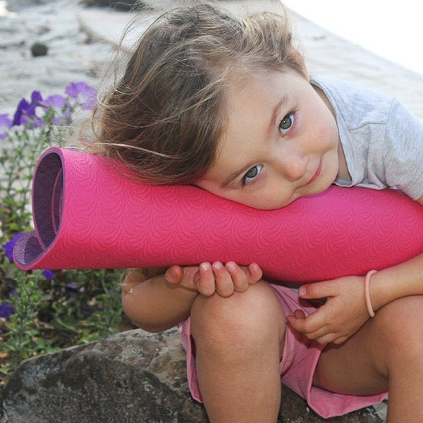 Eco friendly kids yoga mat, non slip, no toxic glues or other nasties. Fun reversible colours, light and easy to carry.
