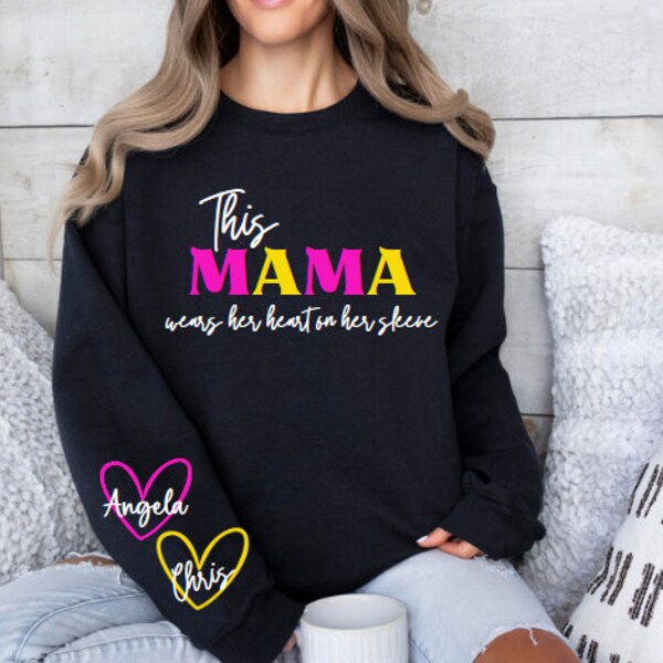 Cette maman porte son coeur sur sa manche, col rond, pulls tendance, pulls maman tendance, cadeau de fête des mères, cadeaux pour maman, personnalisé