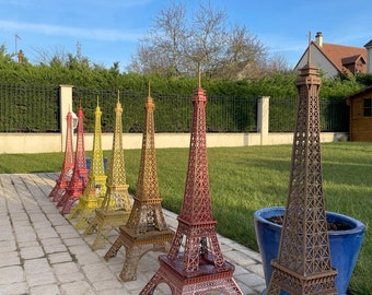 La Saga de la Tour Eiffel : Collection de 7 Sculptures Représentant ses Couleurs au fil du temps