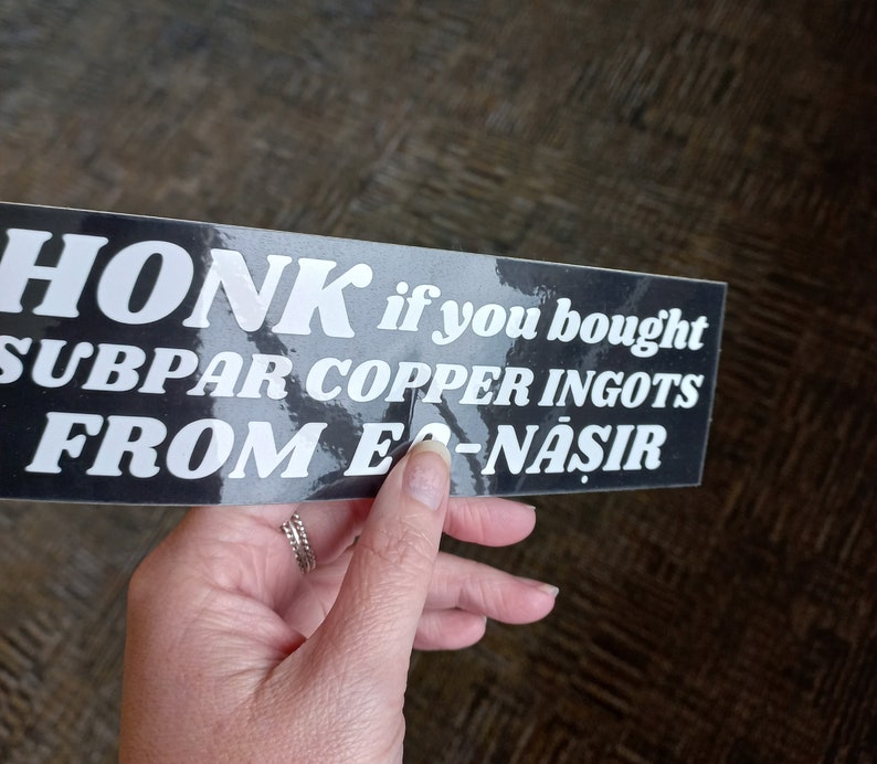 Może przedstawiać: Czarno-biała naklejka z tekstem "HONK if you bought SUBPAR COPPER INGOTS FROM E-N&Auml;SIR".