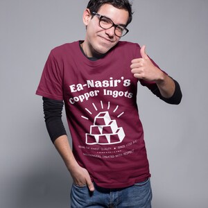 Ea-Nasir&#39;s hochwertige Kupferbarren (weißer Text) | Lustiges T-Shirt | Rüge Tablet von Nanni | Unisex Jersey Kurzarm T-Shirt