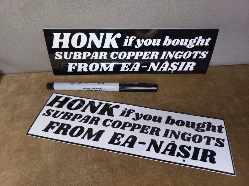 Może przedstawiać: Dwa czarno-białe naklejki na zderzak z tekstem "HONK if you bought SUBPAR COPPER INGOTS FROM EA-NASIR".