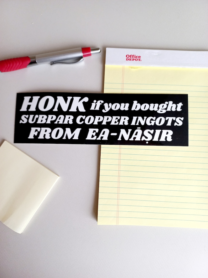 Może przedstawiać: Czarno-biała naklejka z tekstem "HONK if you bought SUBPAR COPPER INGOTS FROM EA-N&Aring;SIR".