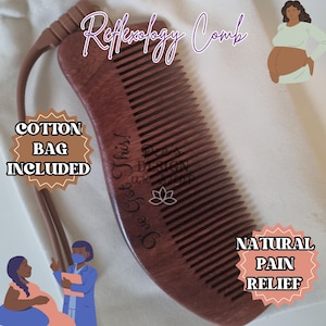 Könnte beinhalten: Ein Holzkamm mit einem Griff und einer Reihe von Zähnen. Der Kamm ist braun und hat die Worte "Give Got This!" eingraviert. Der Kamm ist mit "Reflexology Comb" und "Natural Pain Relief" beschriftet. Ein Baumwollbeutel ist im Lieferumfang enthalten.