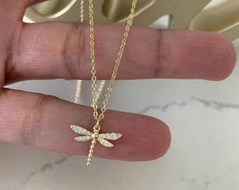 Collar con colgante de libélula dorada: plata de ley, circonita cúbica