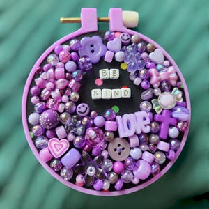 Bordado Caos | Arte em bastidor com miçangas, botões, letras e frases divertidas | Decoração de parede têxtil | Arte em fibra descolada