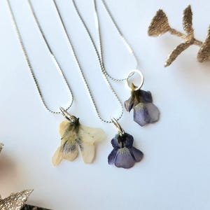 Real Violet Necklace – Handmade Pressed Flower Pendant, Nature Jewelry, Botanical Gift for Her, Floral Resin Necklace