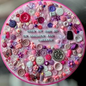 Bordado Caos | Arte em bastidor com miçangas, botões, letras e frases divertidas | Decoração de parede têxtil | Arte em fibra descolada
