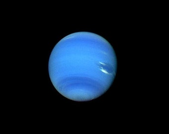 Op de afbeelding: Een close-up afbeelding van de planeet Neptunus, een blauwe gasreus met zwakke witte wolkenbanden.
