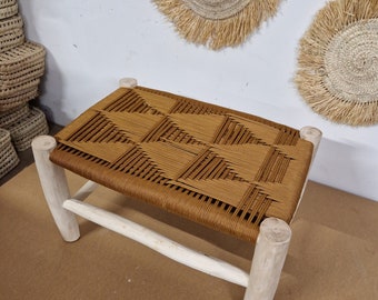 banc en bois et fil synthétique,  artisanat