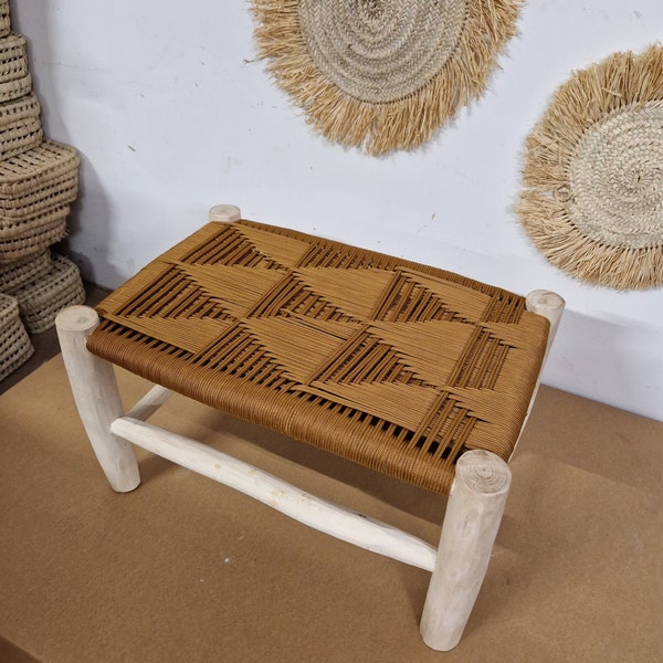 banc en bois et fil synthétique,  artisanat