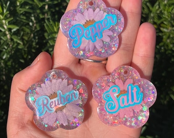 Placa de identificación para perros Daisy Resin: Etiqueta de identificación personalizada con purpurina para mascotas