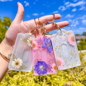 Portatarjetas de identificación floral de resina, accesorio para portacredenciales, insignia floral hecha a mano
