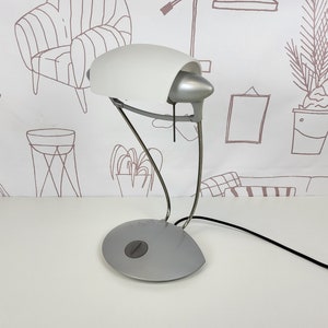 Lámpara de sobremesa vintage Lumina modelo Marlene, lámpara de sobremesa de los años 90 fabricada en metal gris plata con tulipa de cristal, lámpara vintage space age diseño italiano.