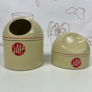 AVON 用ヴィンテージ ゲディ スペース エイジ ストレージ ジャー 2 個セット。1970 年代に蓮池牧夫氏がデザインしたヴィンテージ プラスチック ストレージ。