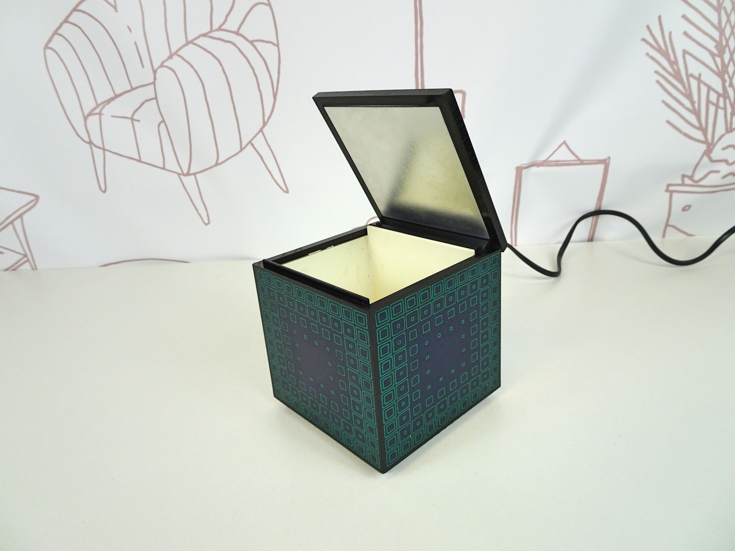 Cuboluce black with green print table lamp by F. Bettonica and M. Melocchi for Cini & Nils, beautiful vintage cube lamp from the 80s
