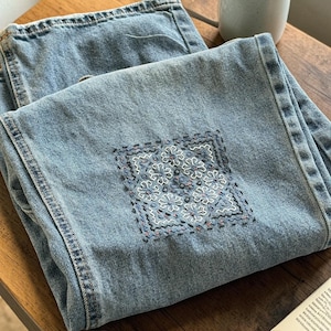 Calça jeans Kensie reciclada, tamanho 14 | Aplique de joelho bordado à mão em Sashiko | Jeans de perna larga | Jeans artesanal boho