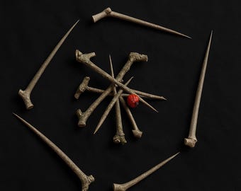 Meidoorndoornen, knutselmaterialen, heidense hekserijbenodigdheden, beschermingsbedel, ritueel gereedschap, volksmagische talisman