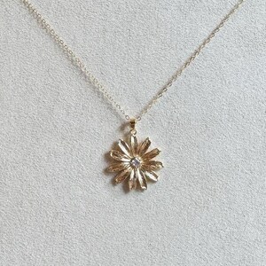 Met goud gevulde ketting met bloemhanger