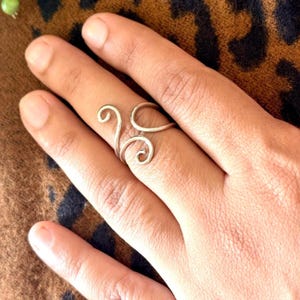 Spiral Wire Wrap Swan Splint Ring – Adjustable Arthritis Support, Elegant Hyperextension Finger Splint Jewelry