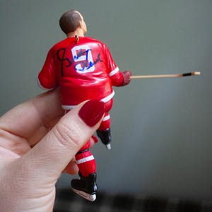 Hallmark Gordie Howe Ornament – 1998 Collector’s Series Hockey Great – Signed Keepsake Ornament with Box