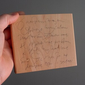 Tampon en caoutchouc en bois avec écriture manuscrite : calligraphie élégante pour journaux, albums et supports mixtes