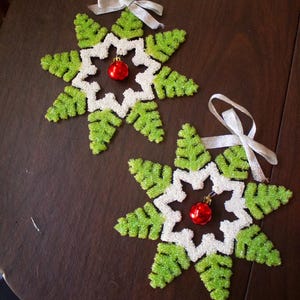 Vintage handgemaakte sneeuwvlokornament met groene en witte kralen en rode glazen bedel - set van 2