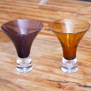 Vintage martini-borrelglaasjes - set van 2 bubbelbodems, amber en paars gekleurd glas