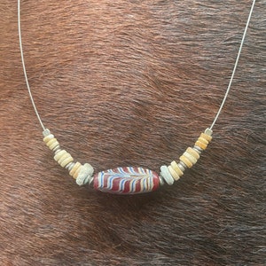Collar de cuentas de plumas antiguas