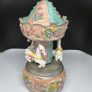 Carillon a forma di carosello con unicorno smaltato e statuetta con gioielli