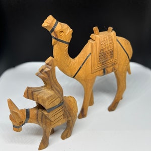 Figurines en bois d&#39;âne et de chameau