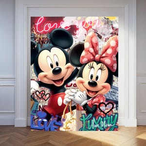 Könnte beinhalten: Ein lebendiges Kunstwerk mit Micky und Minnie Maus. Micky trägt rote Shorts, und Minnie trägt ein rosa Kleid und eine Schleife. Der Hintergrund zeigt Graffiti-Kunst mit den Worten "Love You" und "Luxury".