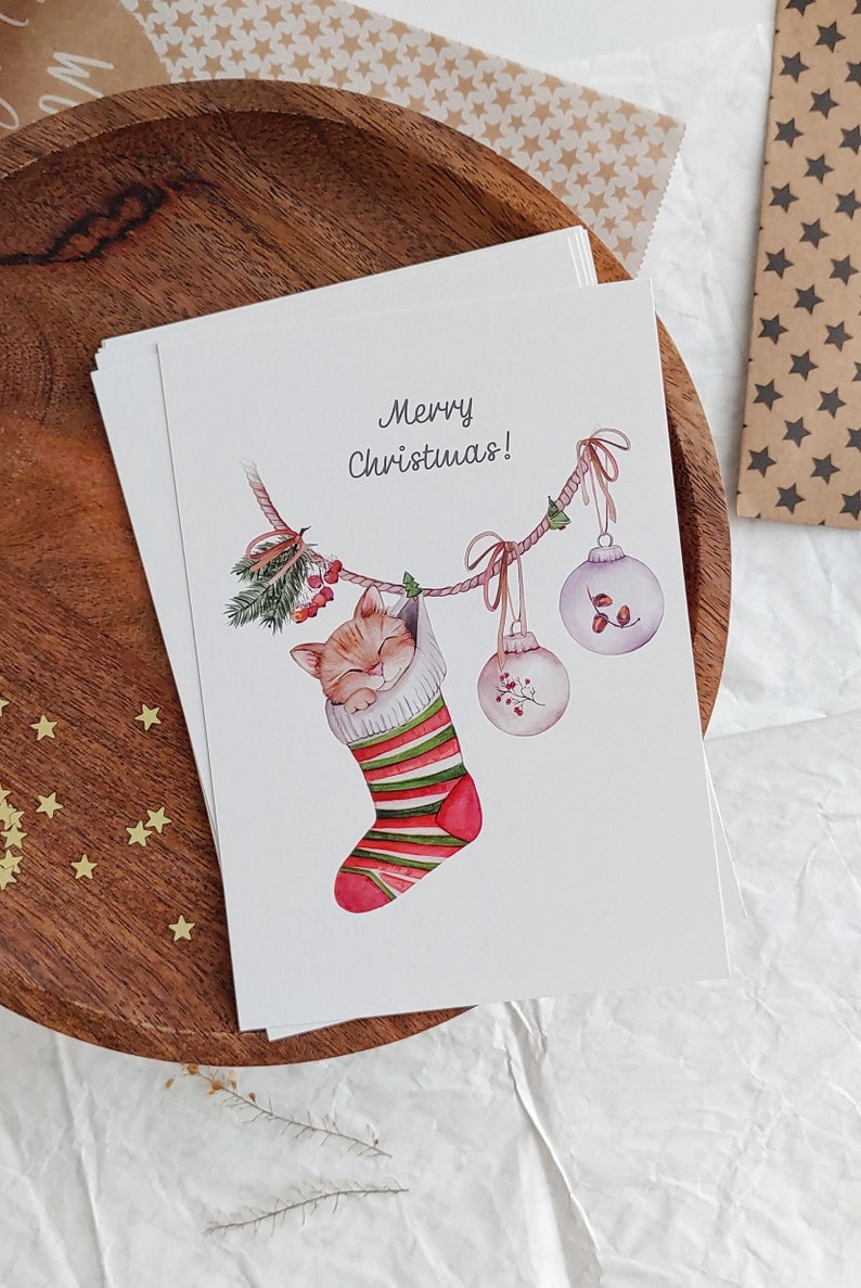 Carte postale de Noël. Carte avec un joli chat endormi. Carte d'hiver aquarelle. Carte de Noël faite main image 1