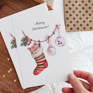 Carte postale de Noël. Carte avec un joli chat endormi. Carte d'hiver aquarelle. Carte de Noël faite main image 3