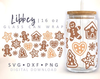 Könnte beinhalten: Ein digitaler Download von SVG-, DXF- und PNG-Dateien für eine 473 ml Glasdosenverpackung mit einem Lebkuchenhaus, Lebkuchenmännern, Schneeflocken, Zuckerstangen und Weihnachtsbäumen. Das Design ist in Braun, Orange und Weiß.
