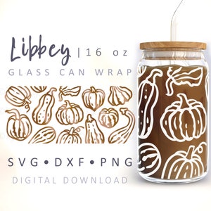 Könnte beinhalten: Ein digitaler Download eines Designs für eine 473 ml Glas-Dosenhülle mit einem Muster aus weißen Kürbissen und Kürbissen auf braunem Hintergrund. Das Design ist mit "Libbey 473 ml Glass Can Wrap" beschriftet und umfasst die Dateitypen SVG, DXF und PNG.